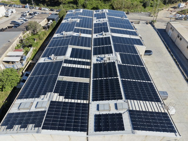 Vue par drone d'une centrale photovoltaïque installée sur la toiture d'un bâtiment industriel dans le Var