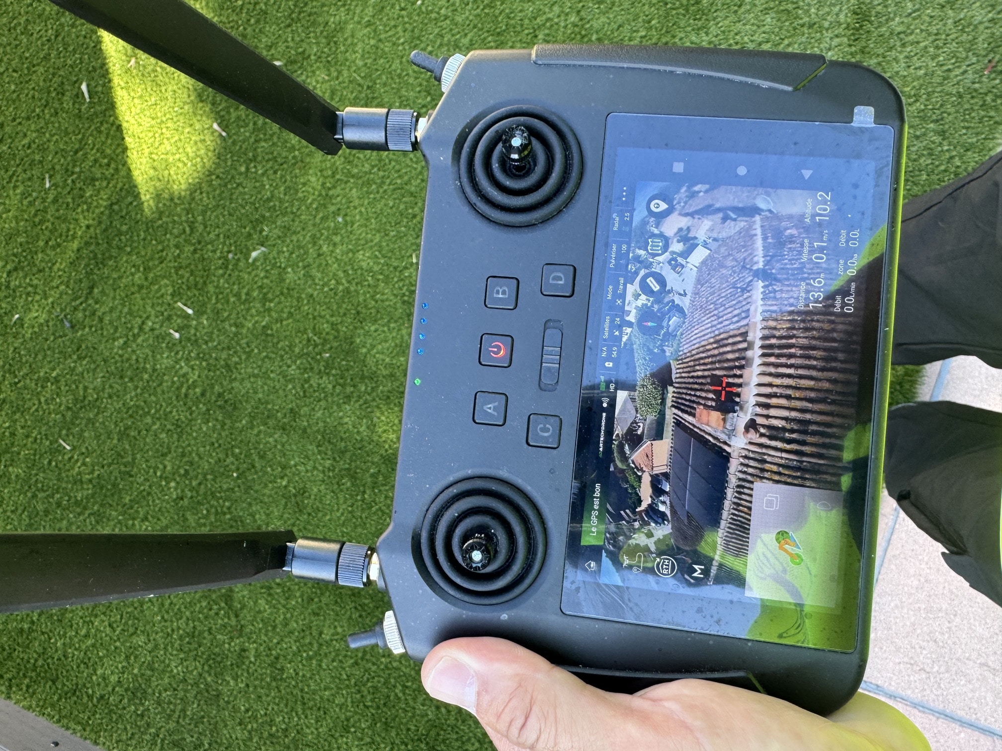 Pilotage du drone avec vue caméra pour un démoussage de toiture à La Crau