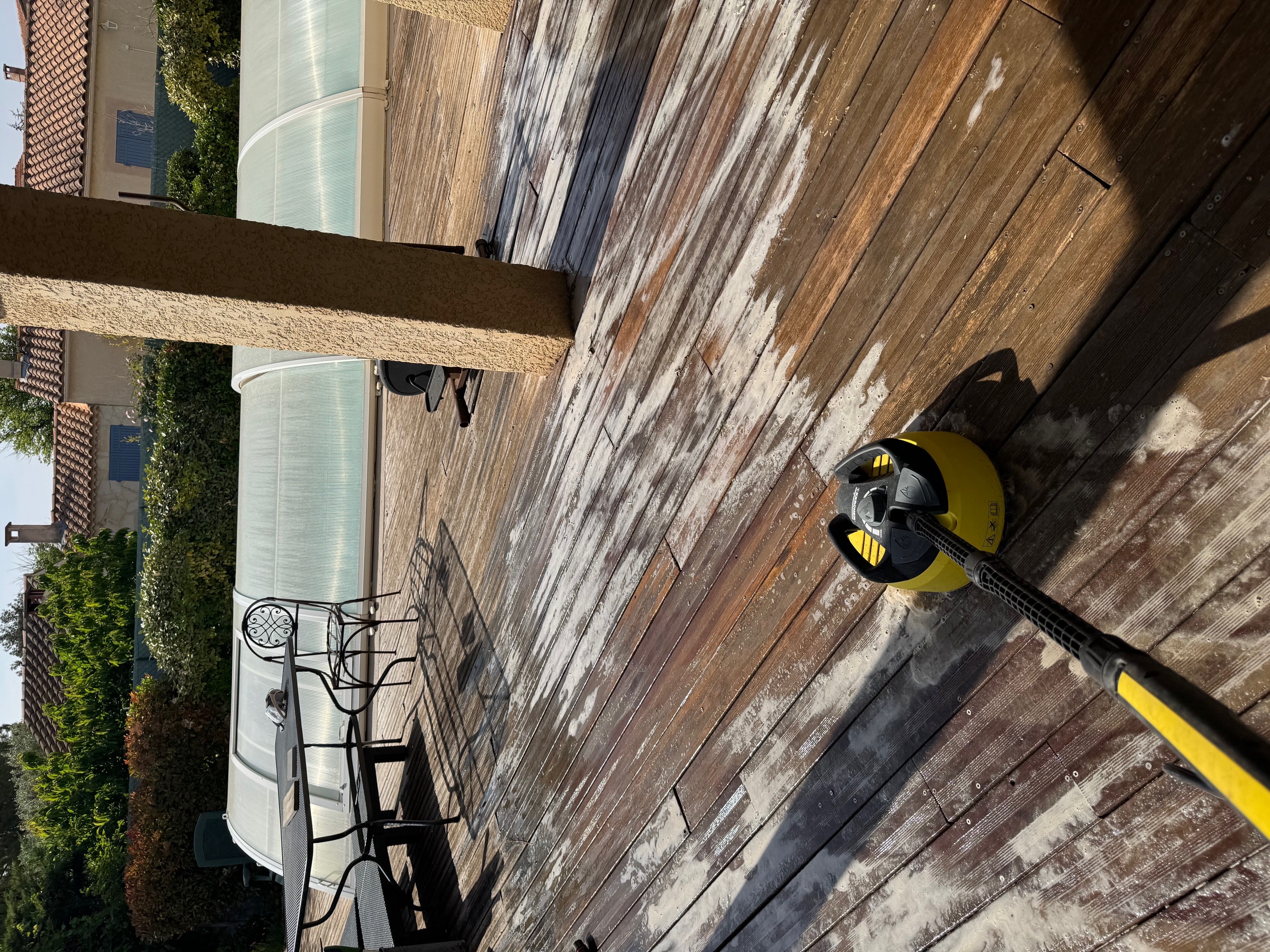 Nettoyage d'une terrasse en bois au nettoyeur de surface, bois éclairci