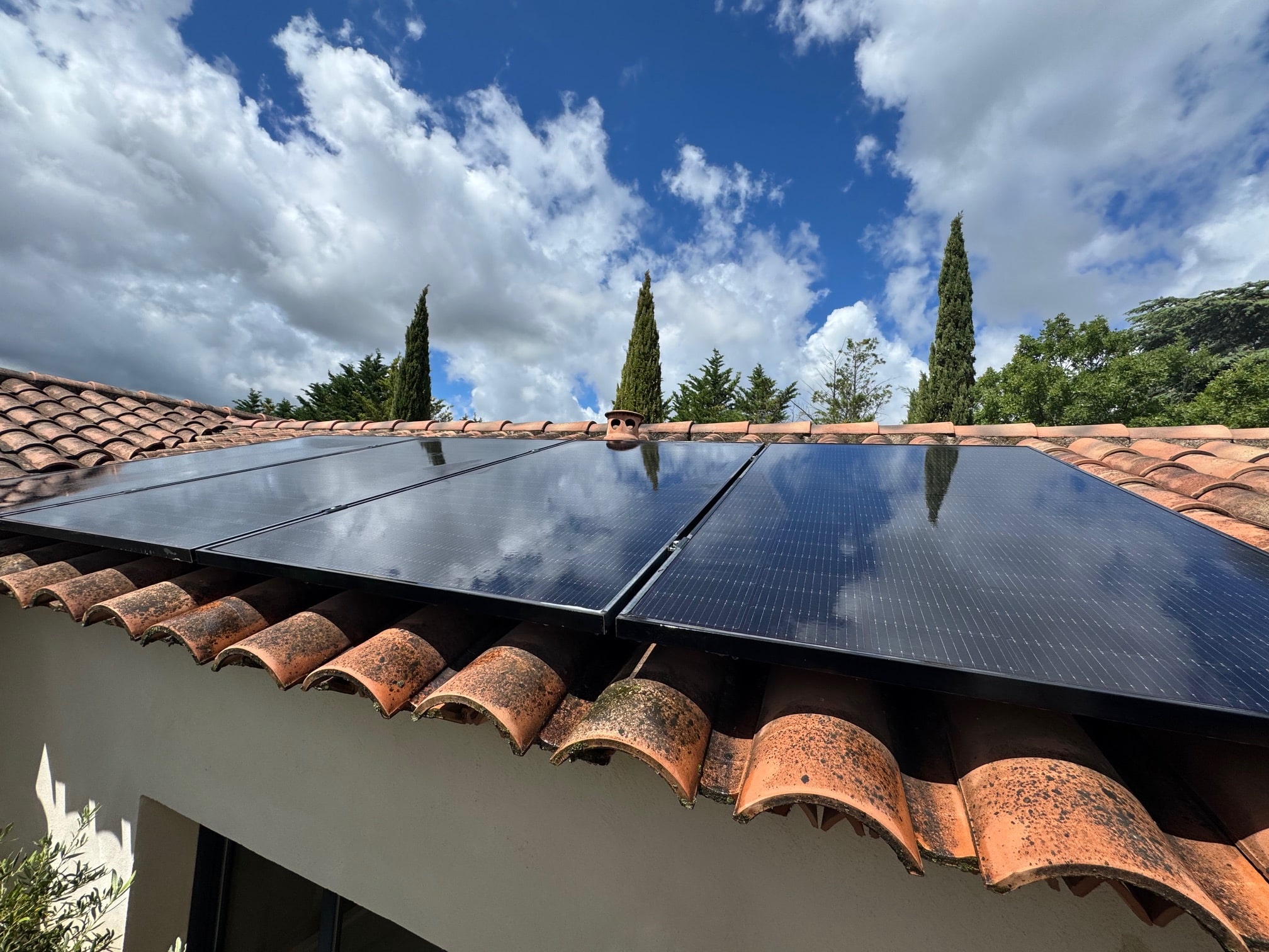 Panneaux photovoltaïques propres après nettoyage sur une toiture provençale