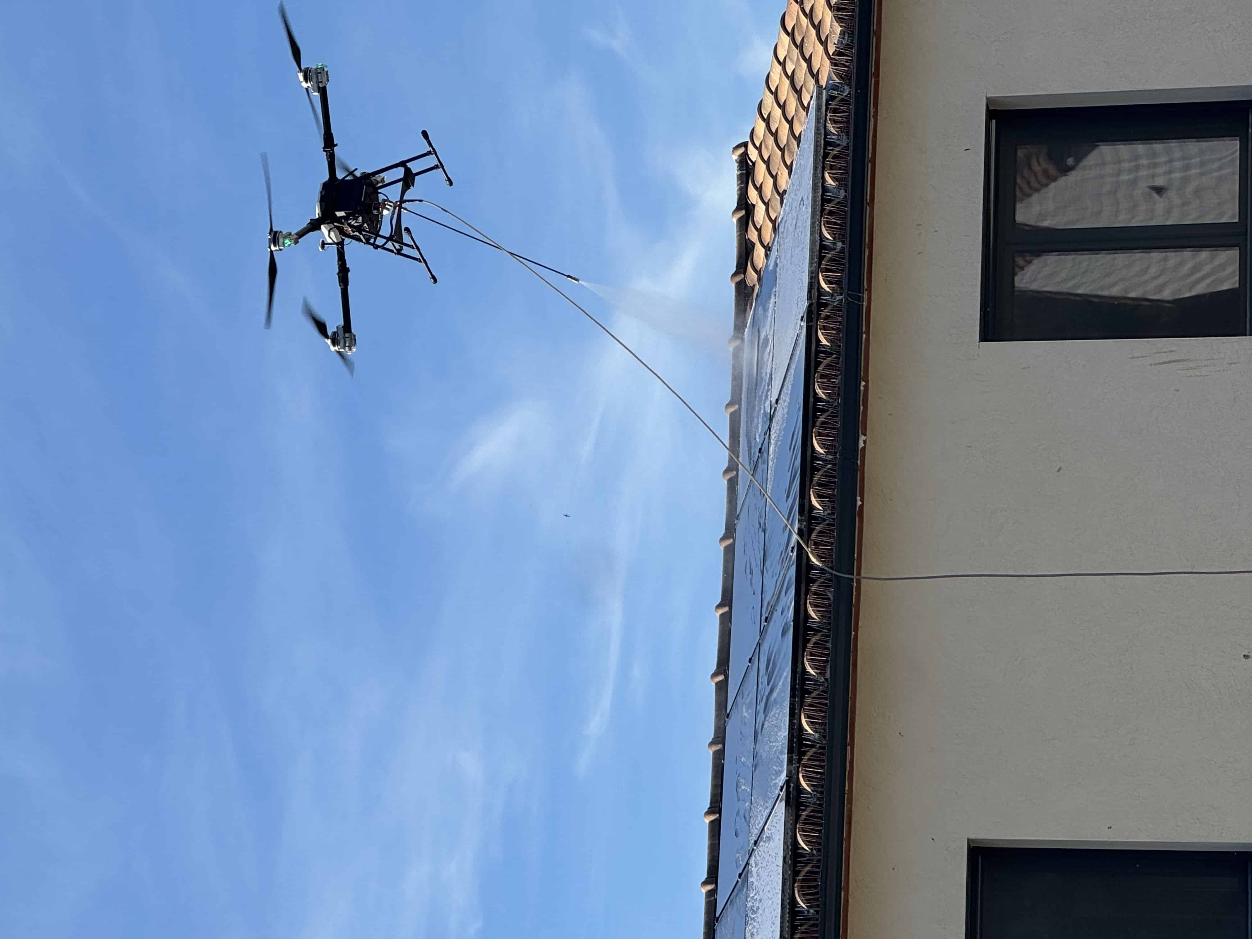 Drone Aerodronecleaner nettoyant des panneaux photovoltaïques par pulvérisation d'eau