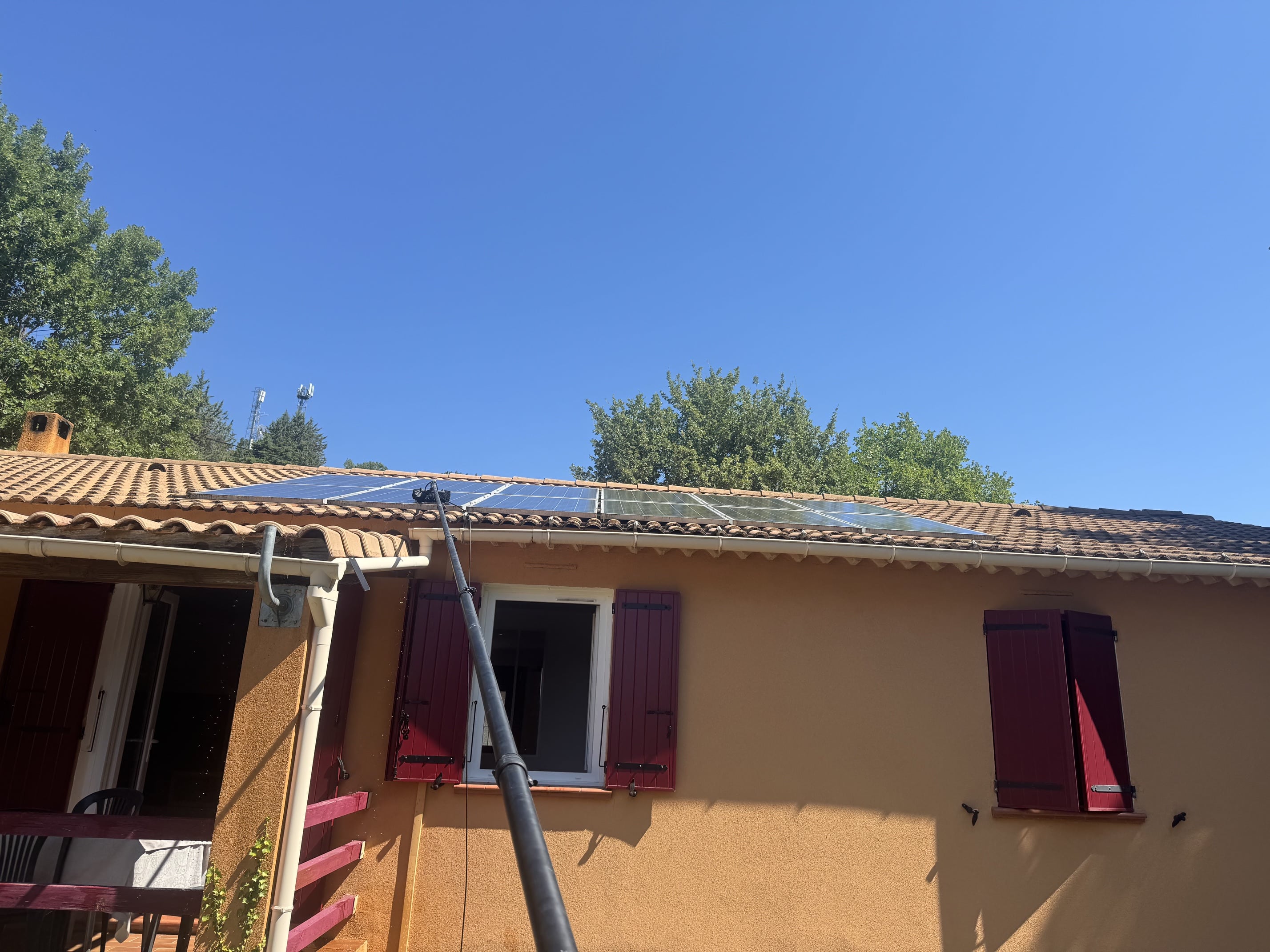 Nettoyage de panneaux solaires à la perche télescopique depuis le sol