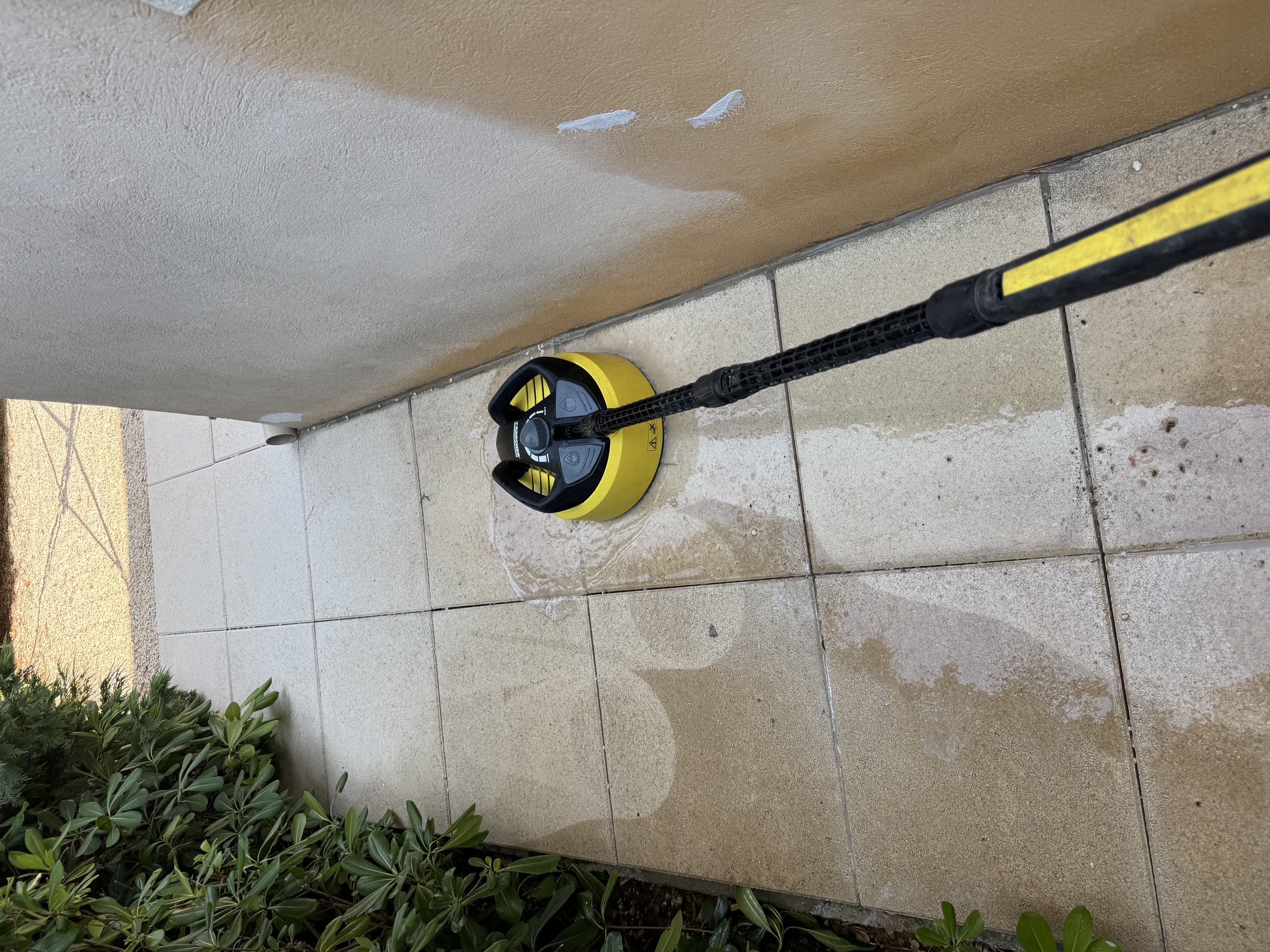 Nettoyage d'une terrasse carrelée au nettoyeur de surface, effet avant après visible