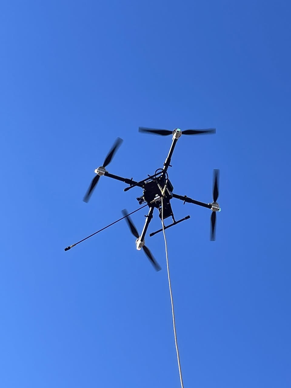 Télécommande du drone affichant la vue caméra en temps réel pendant l'intervention