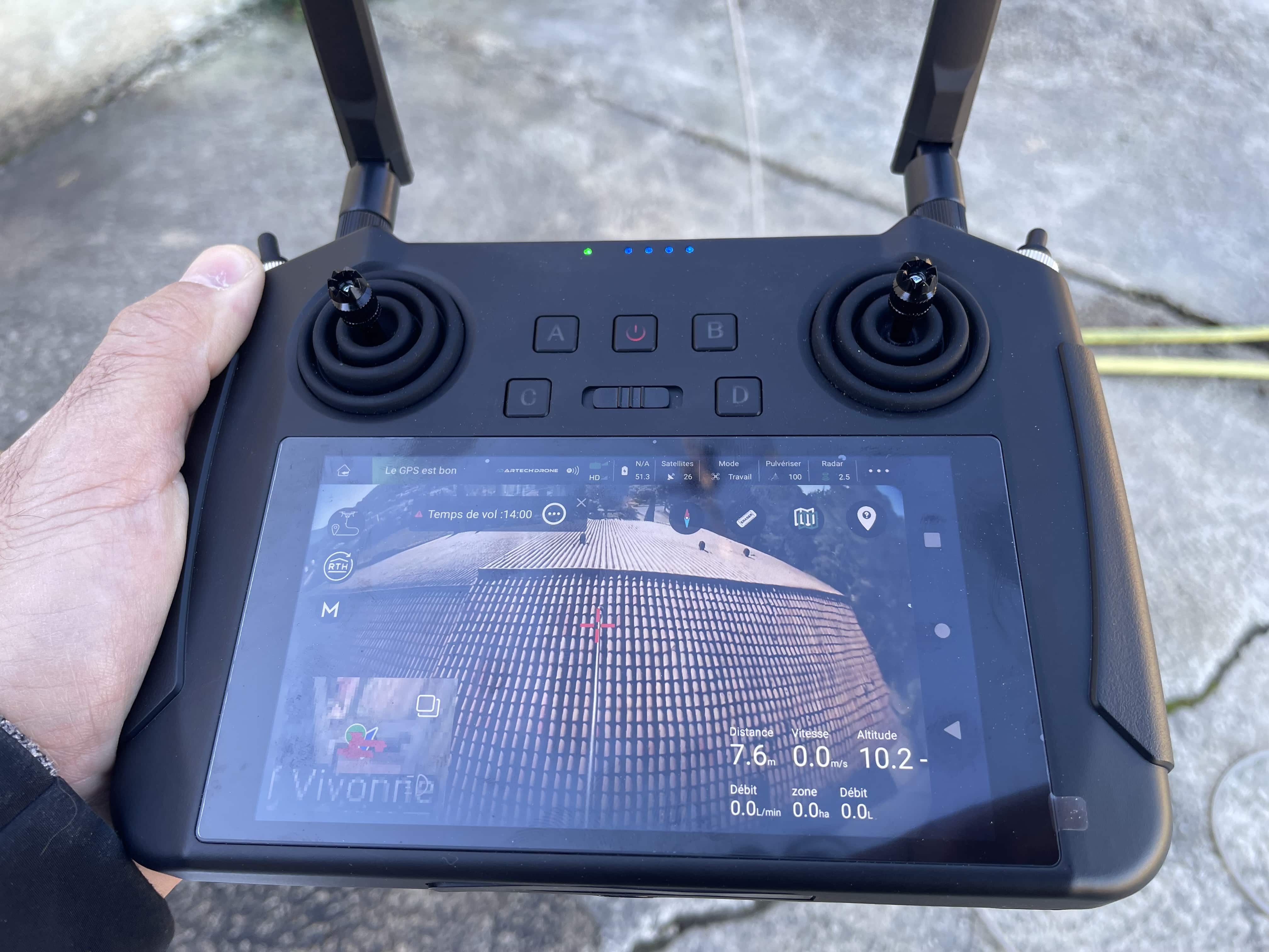 Pulvérisation d'un traitement par drone au-dessus d'une maison