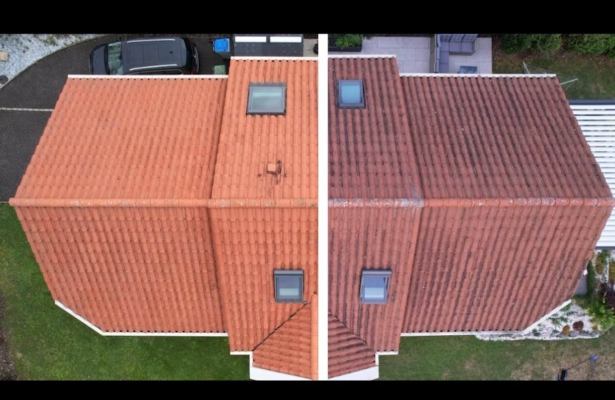 Vue aérienne d'une toiture en tuiles avant et après nettoyage par drone