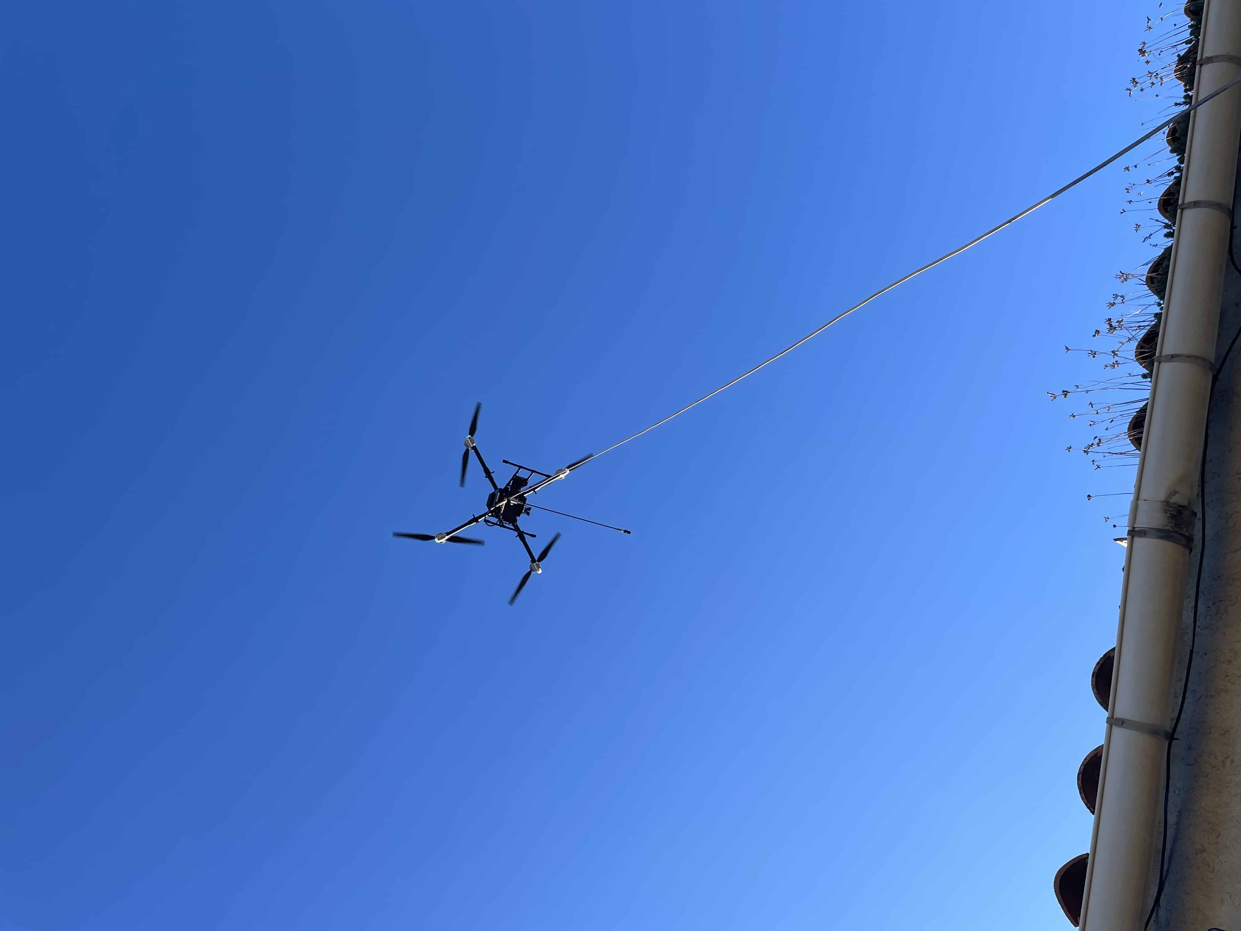 Drone équipé d'une lance pour un traitement anti-mousse de toiture