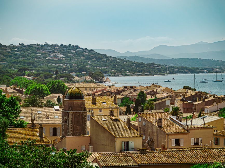 Village côtier de Provence aux toitures en tuiles surplombant la mer Méditerranée