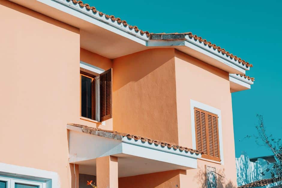 Maison méditerranéenne aux tuiles orangées sous un ciel bleu dans le Var